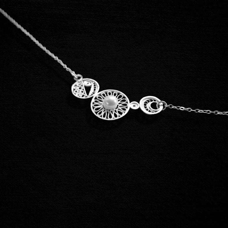 Plain Silver Filigree Geometric Silver Necklace Inlaid with Natural Freshwater Pearls-03