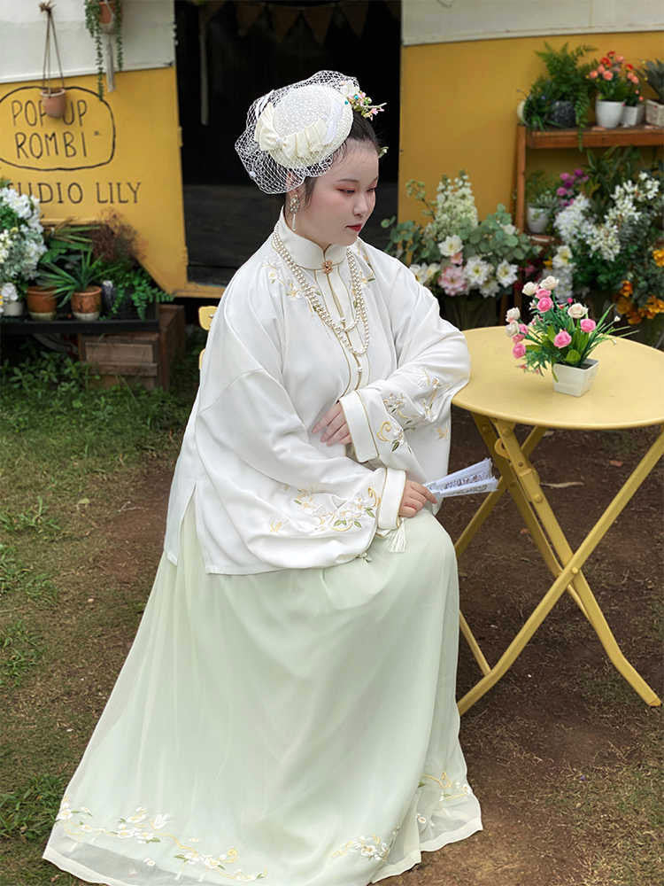 Plus Size Hanfu Ma Mian Qun Skirt Set - Traditional Chinese Hanfu Outfit with Vintage Embroidery, Loose Fit & Modest Elegance-04