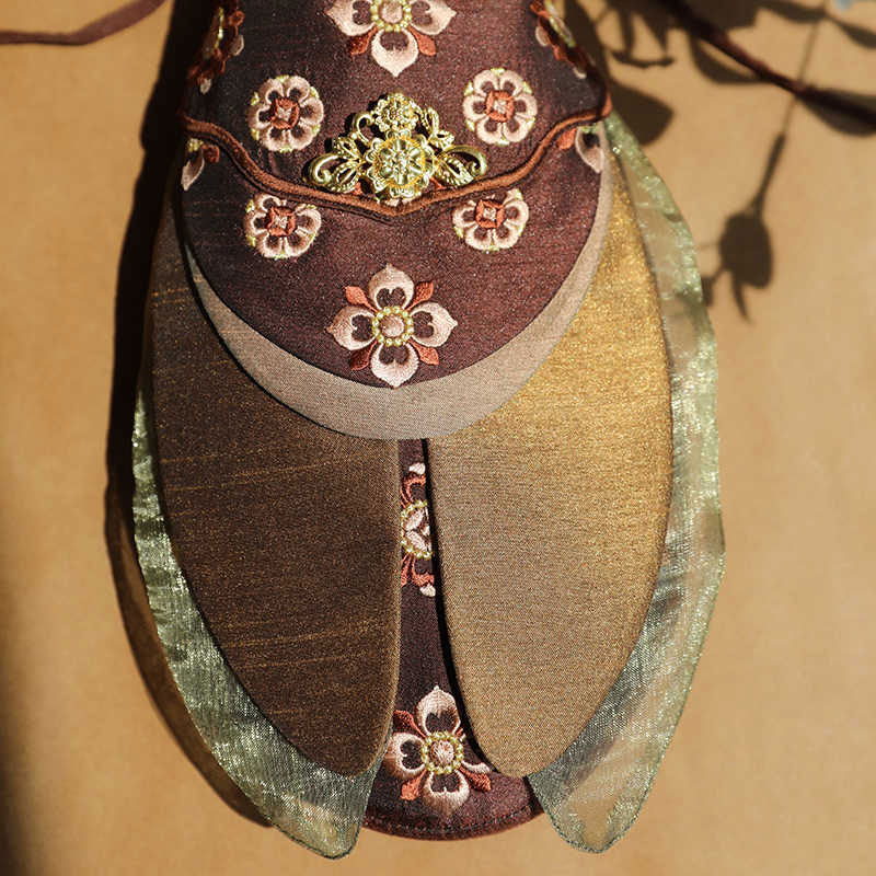 Tang Baoxiang Flower Embroidered Cicada-Wing Crossbody Phone Bag-04