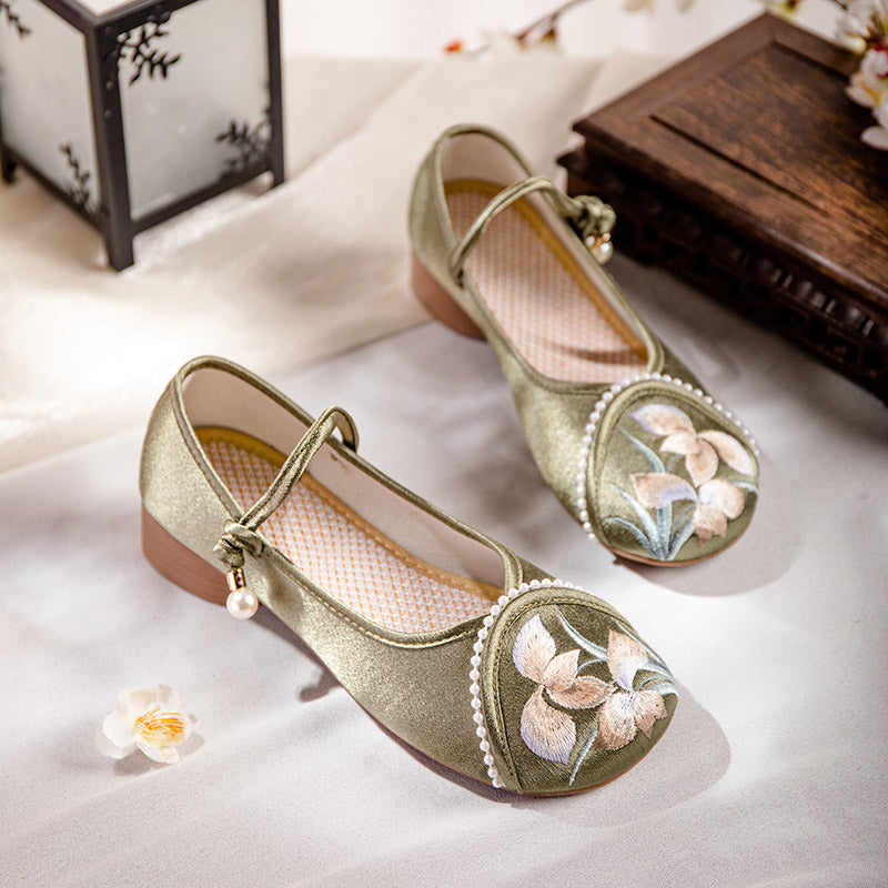 Chaussures à talons bas avec bride à la cheville et broderie de fleurs d'orchidées