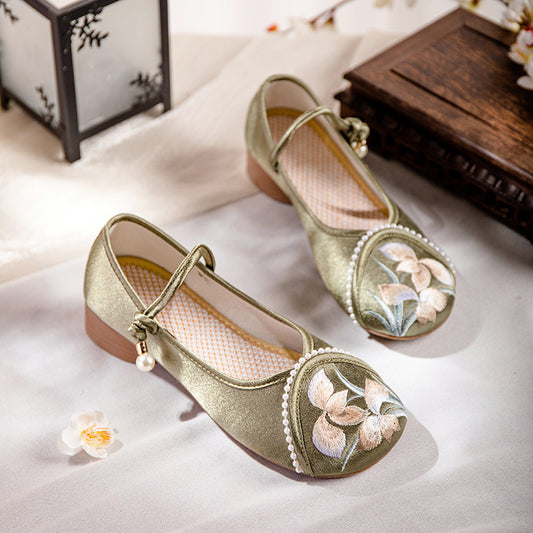 Chaussures à talons bas avec bride à la cheville et broderie de fleurs d'orchidées