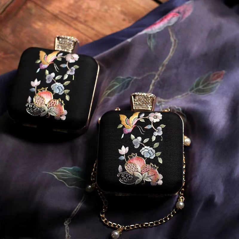 Petit sac en soie brodé Su fait à la main