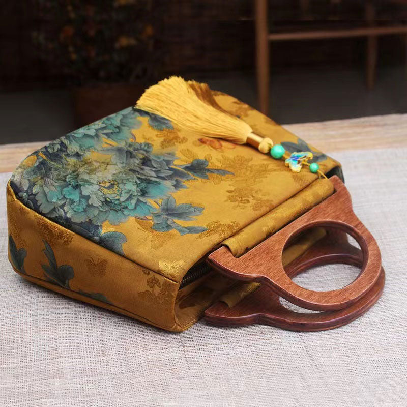 Papillon et fleur de pivoine de style chinois rétro「蝶恋花」Sac à main en soie avec poignée en bois