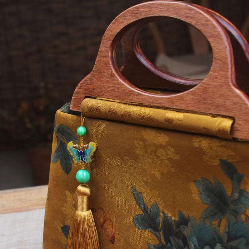 Papillon et fleur de pivoine de style chinois rétro「蝶恋花」Sac à main en soie avec poignée en bois
