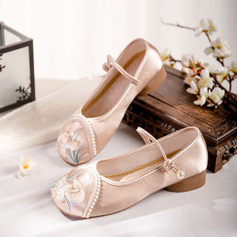 Chaussures à talons bas avec bride à la cheville et broderie de fleurs d'orchidées