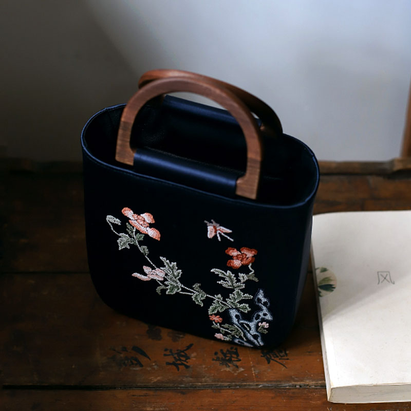 Sac à main en soie brodé de style chinois rétro avec poignée en bois