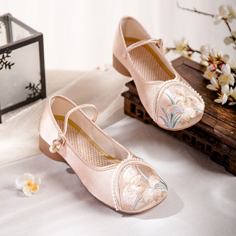 Chaussures à talons bas avec bride à la cheville et broderie de fleurs d'orchidées