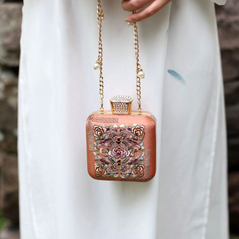 Petit sac en soie brodé Su fait à la main