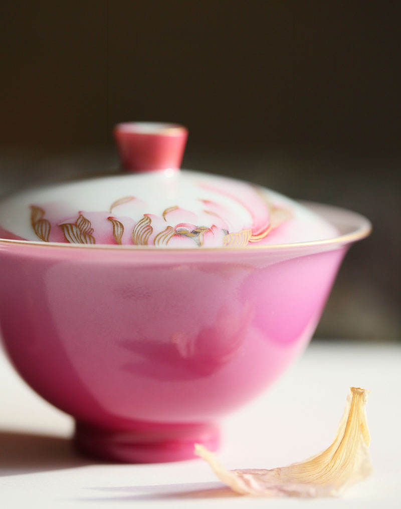 Chinese Jingdezhen Hand-painted Blooming Flowers Porcelain Tea Cup Set with Lid