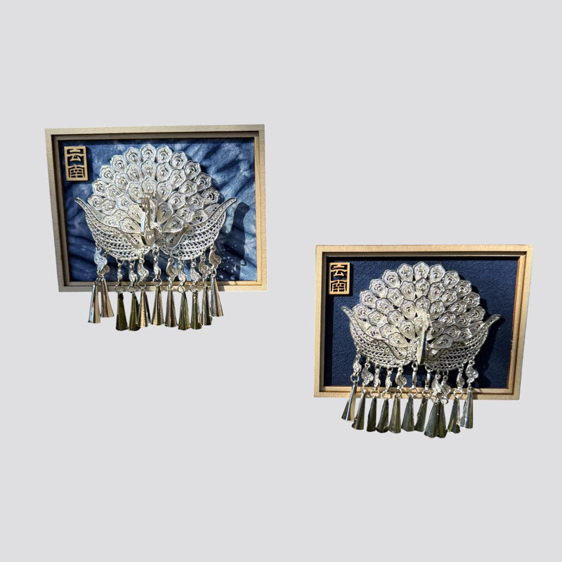 Kühlschrankmagnet aus einer Legierung im Batik-Stil der Guizhou Miao | Schmetterlings- und Glockenmotive