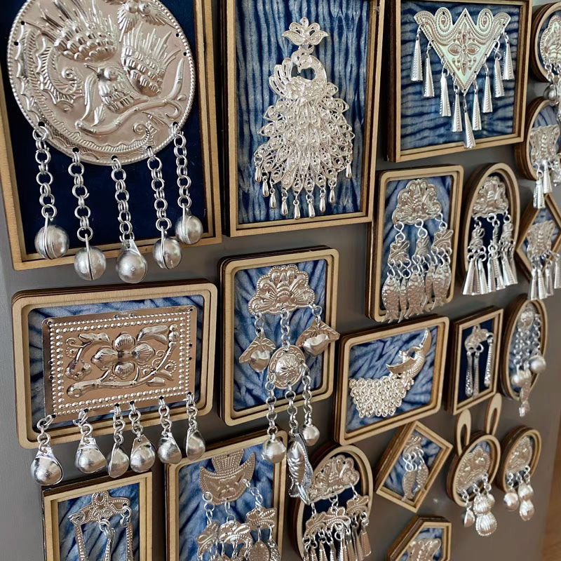 Kühlschrankmagnet aus einer Legierung im Batik-Stil der Guizhou Miao | Schmetterlings- und Glockenmotive