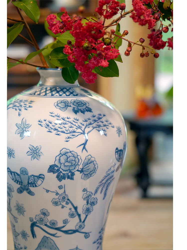 Song Dynasty-Inspired Elegance Hand-Painted Blue & White Porcelain Vase-07