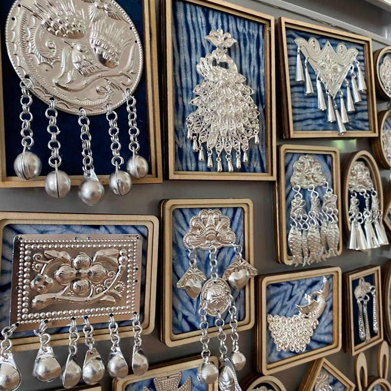 Kühlschrankmagnet aus einer Legierung im Batik-Stil der Guizhou Miao | Schmetterlings- und Glockenmotive