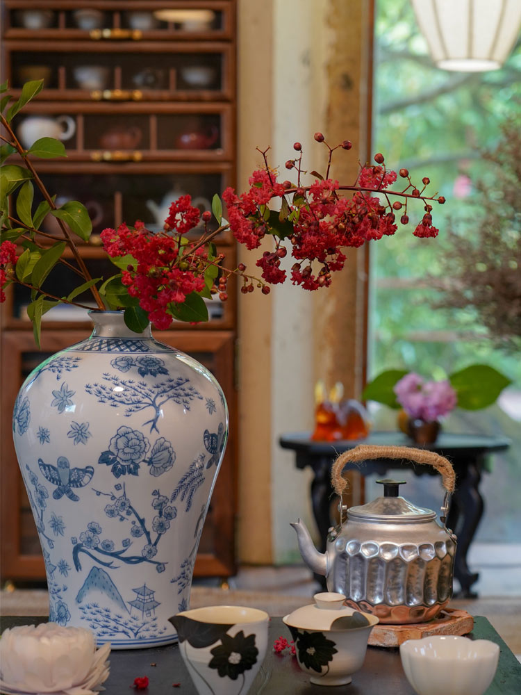 Song Dynasty-Inspired Elegance Hand-Painted Blue & White Porcelain Vase-06