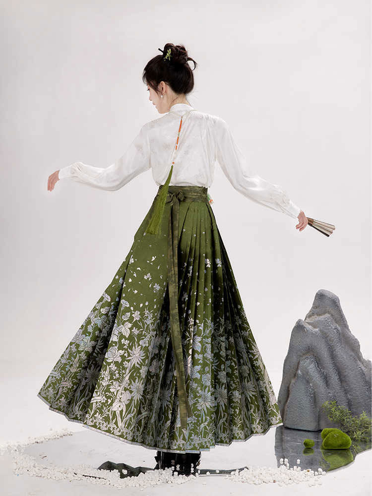 Sea of Flowers Mamianqun- Floral Ma Mian Skirt Inspired by Traditional Chinese Mother-of-Pearl Patterns-02