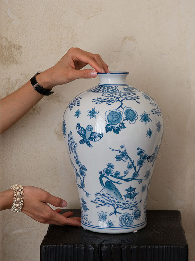 Song Dynasty-Inspired Elegance Hand-Painted Blue & White Porcelain Vase-05