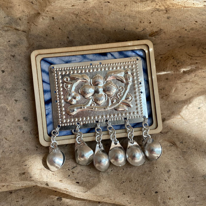 Kühlschrankmagnet aus einer Legierung im Batik-Stil der Guizhou Miao | Schmetterlings- und Glockenmotive