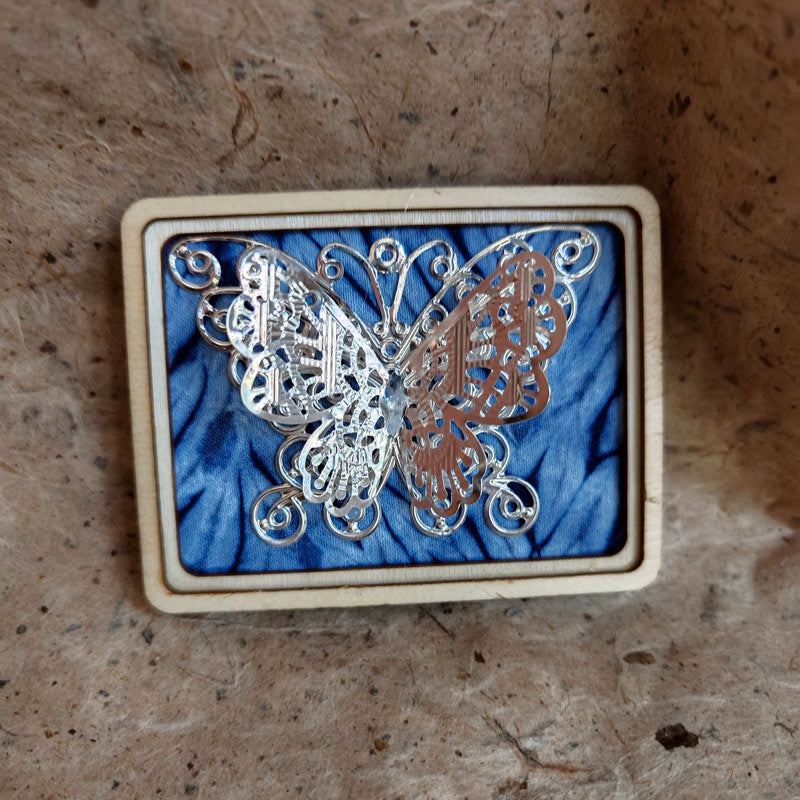 Kühlschrankmagnet aus einer Legierung im Batik-Stil der Guizhou Miao | Schmetterlings- und Glockenmotive