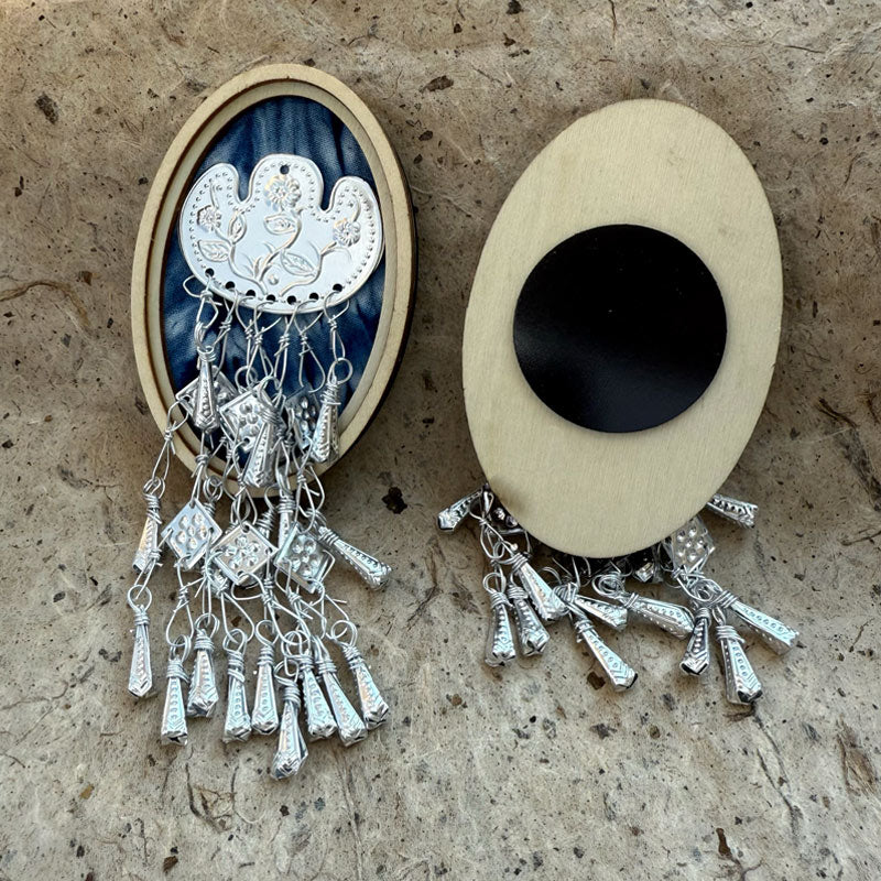 Kühlschrankmagnet aus einer Legierung im Batik-Stil der Guizhou Miao | Schmetterlings- und Glockenmotive