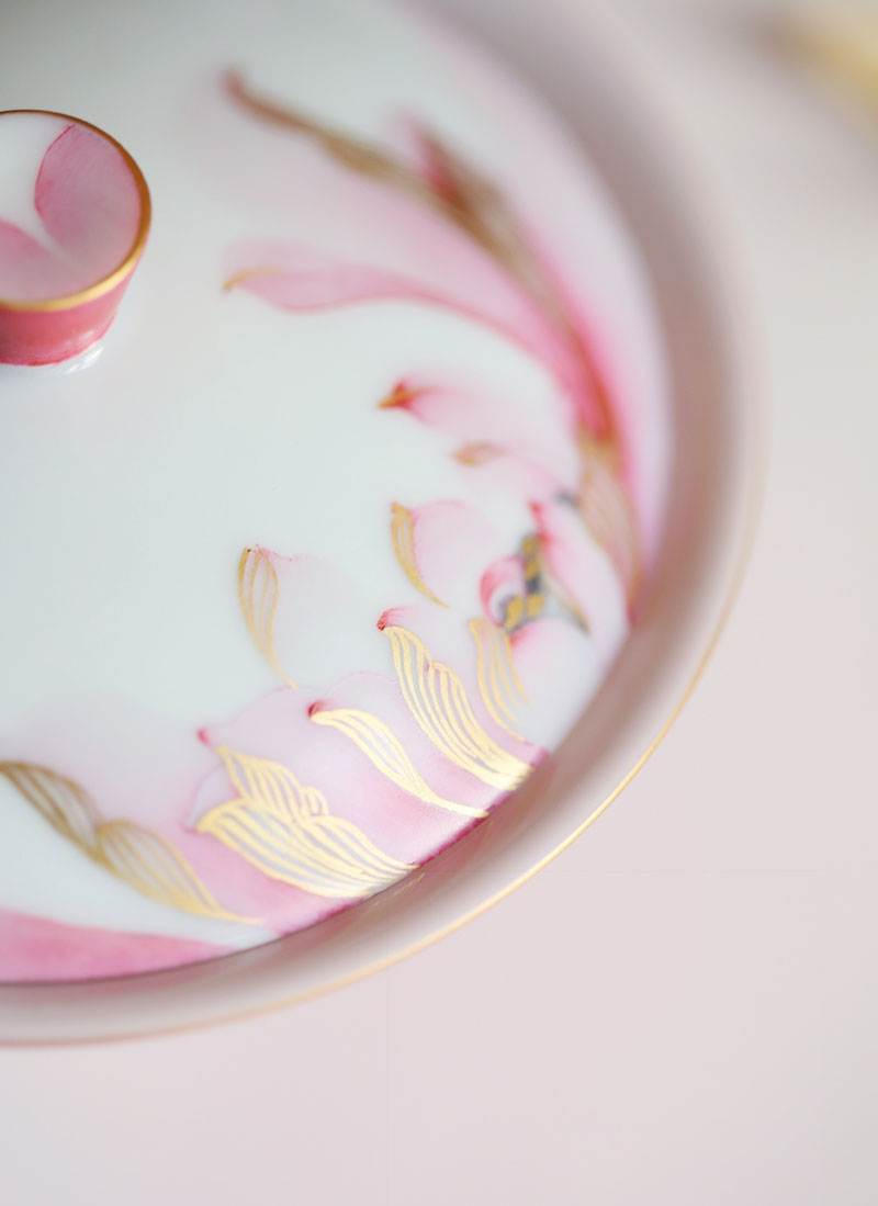 Chinese Jingdezhen Hand-painted Blooming Flowers Porcelain Tea Cup Set with Lid