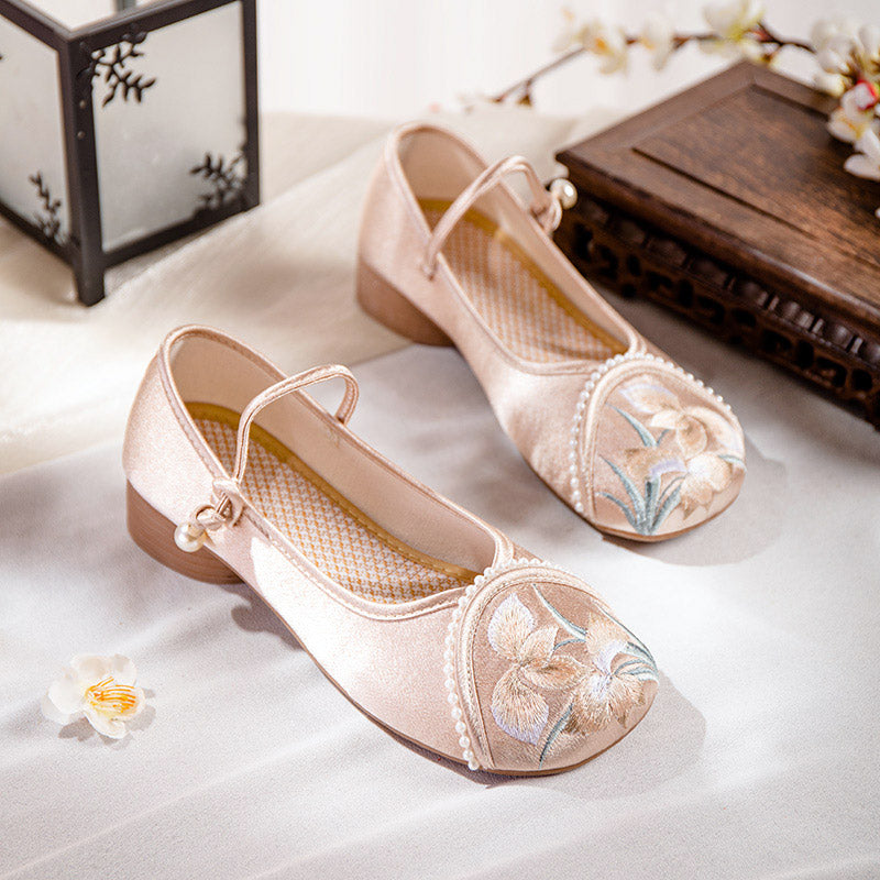 Chaussures à talons bas avec bride à la cheville et broderie de fleurs d'orchidées