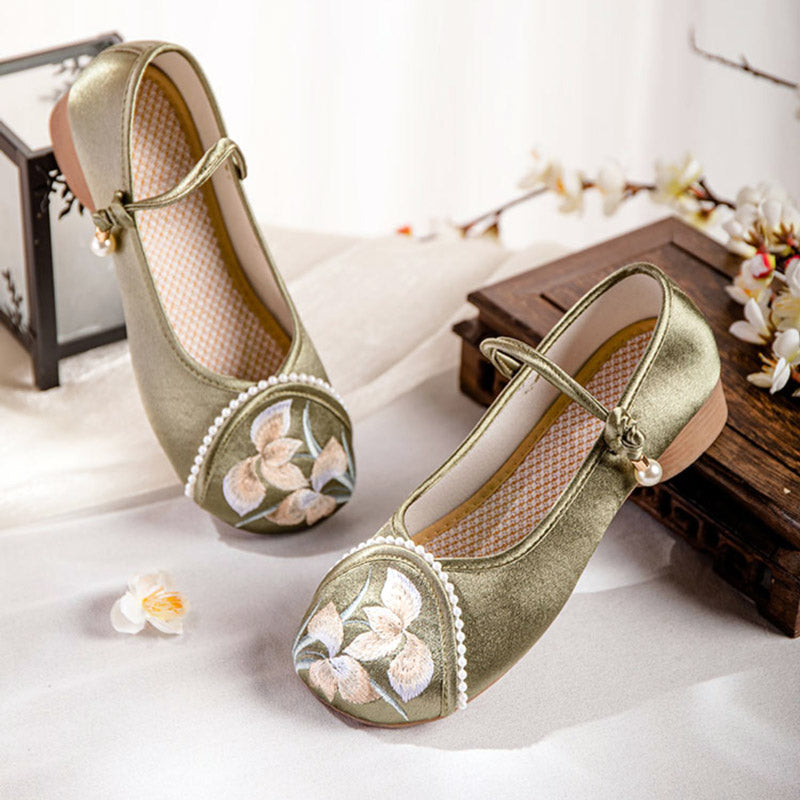 Chaussures à talons bas avec bride à la cheville et broderie de fleurs d'orchidées